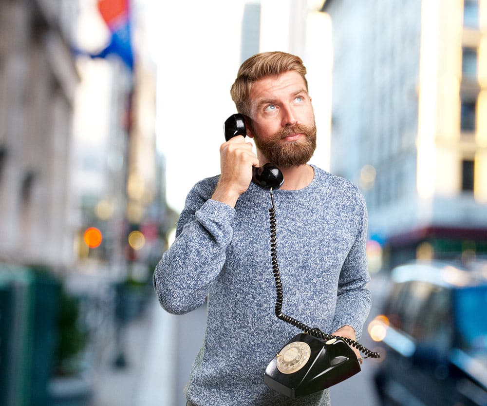 Medewerker van het bureau die klantondersteuning biedt via telefoon