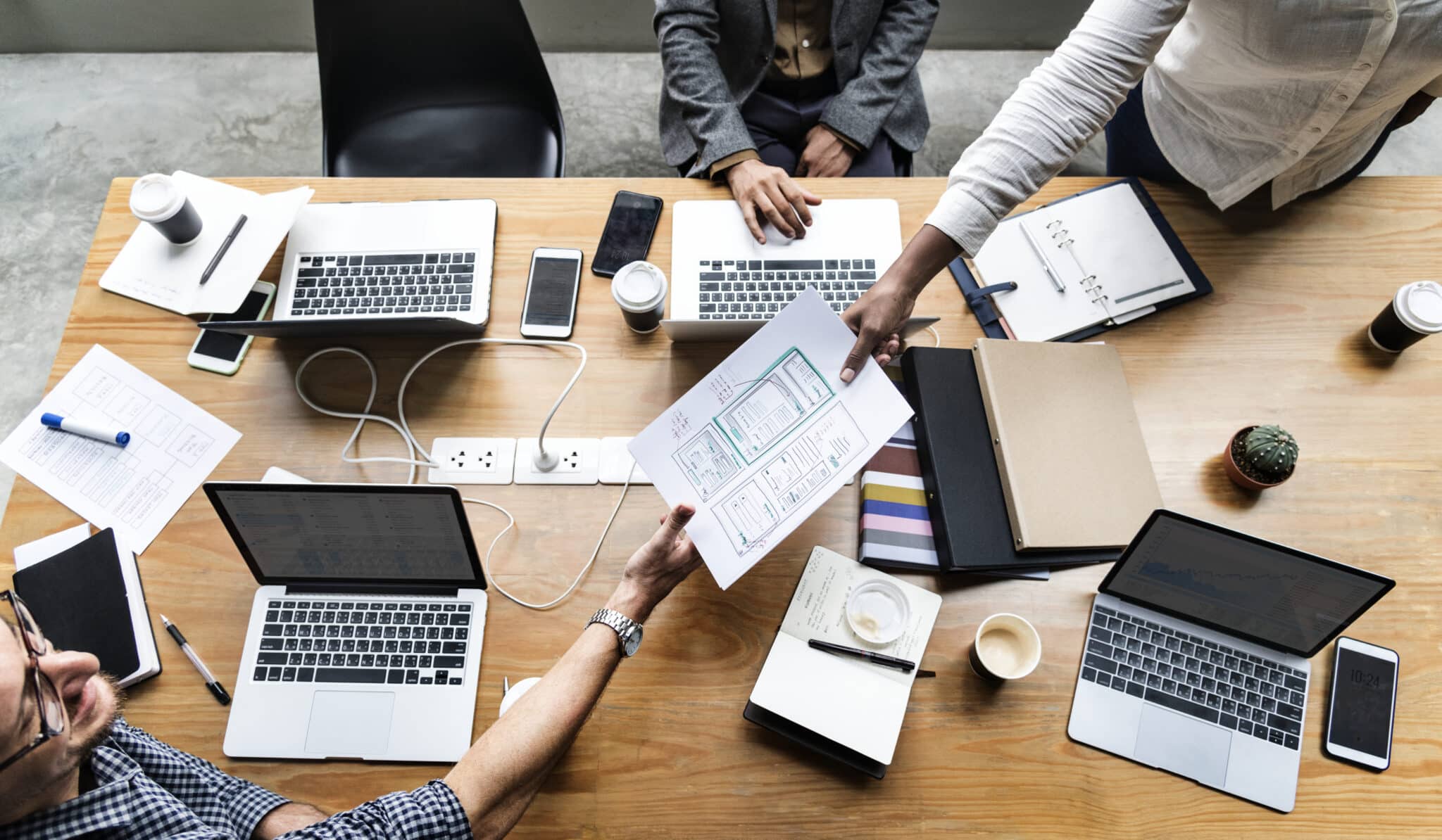 Een team dat de resultaten van een contentmarketing strategie analyseert
