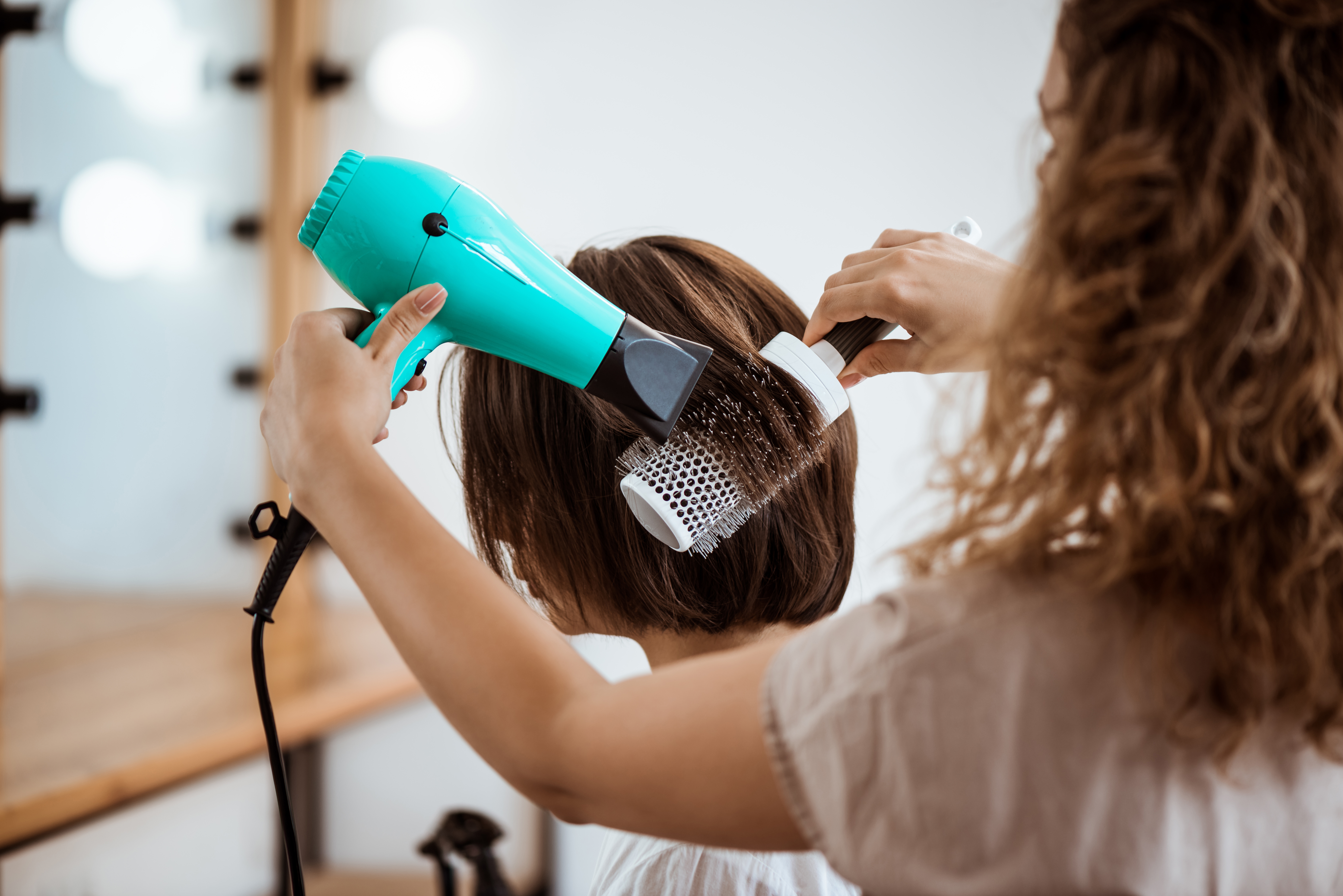 Kapper aan het werk in salon als achtergrondafbeelding