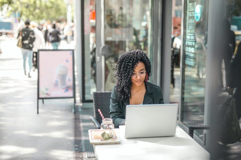 Een vrouw die een nieuwe campagne lanceert via een social media platform