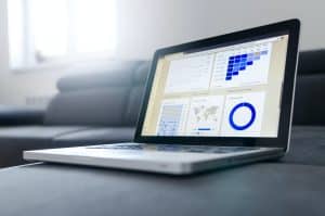 Laptop met statistische gegevens in charts
