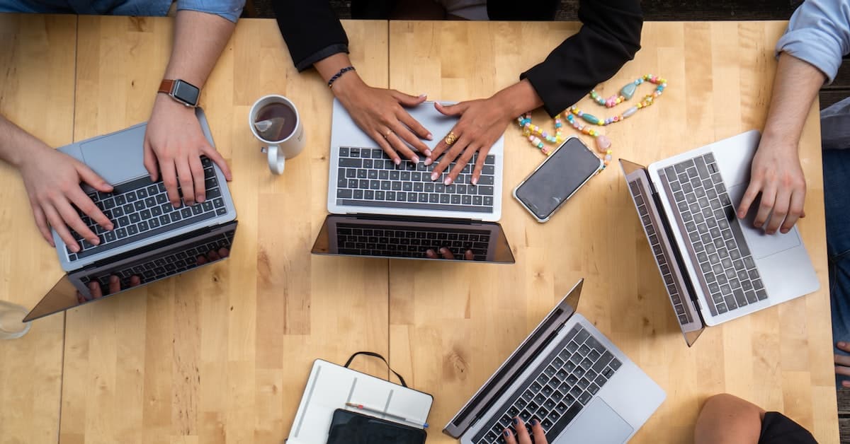 Verschillende laptops tijdens overleg