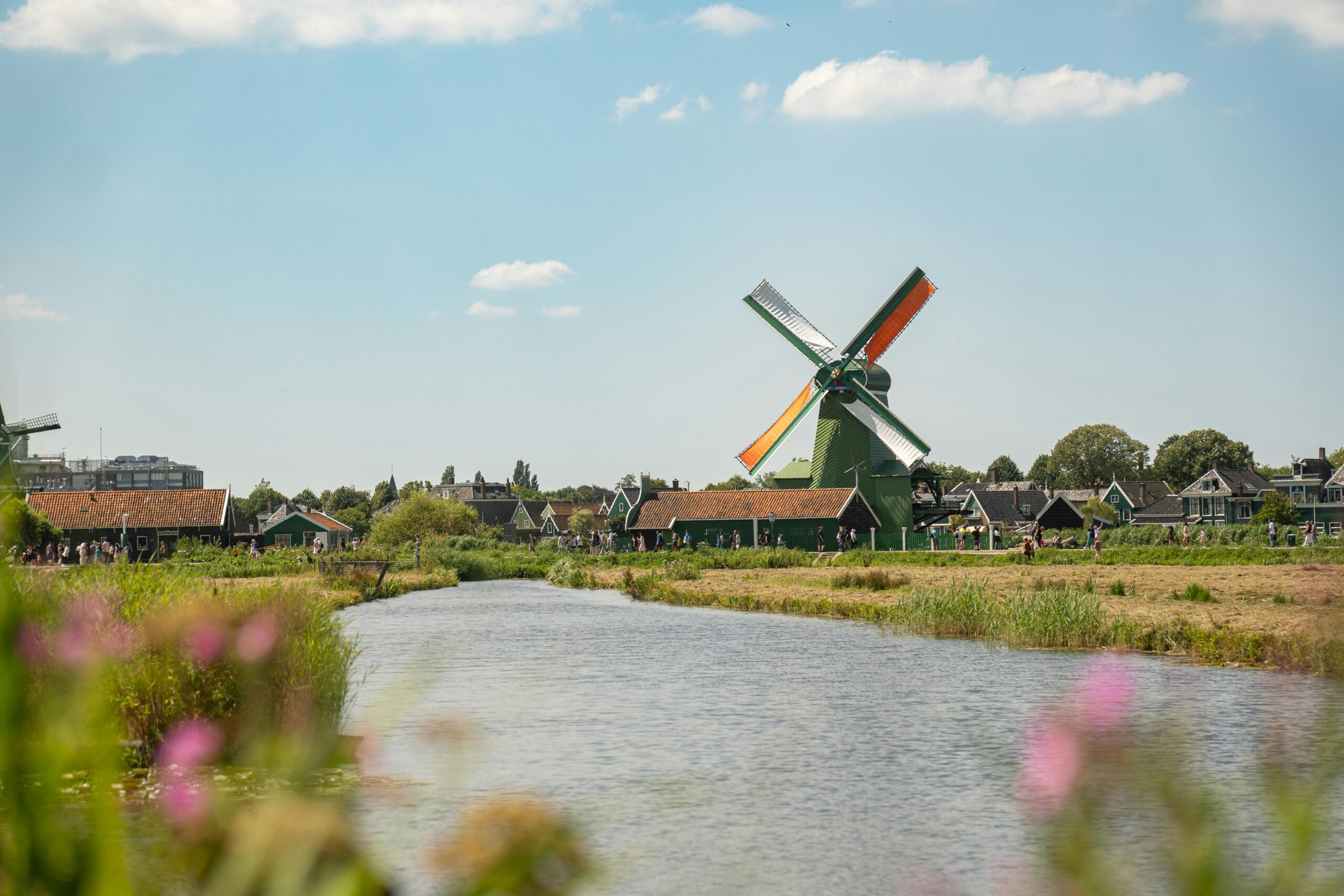 Plattelandsgezicht Amstelveen met molen, water en weiland