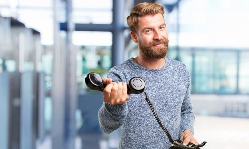 Man die uitnodigt om telefonisch contact op te nemen met online marketing bureau in Amsterdam